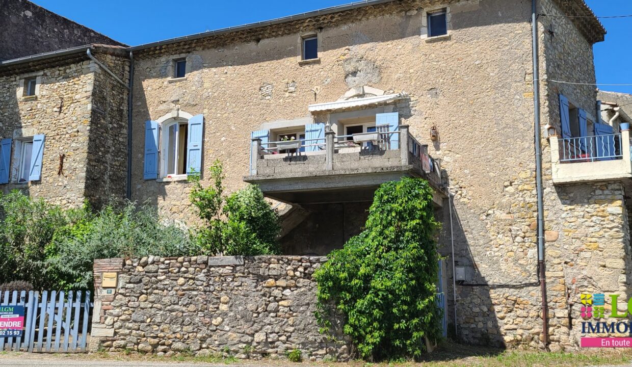 MAISON DE VILLAGE EN PIERRE 100 m2 AVEC JARDIN